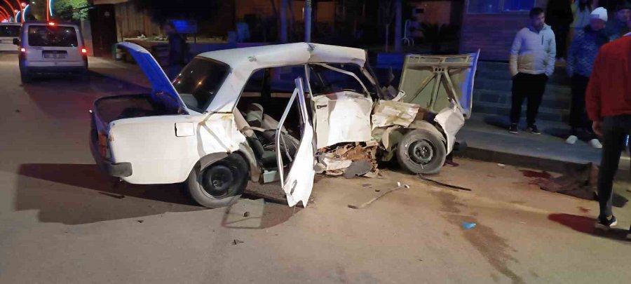 Serik’te Tofaş Otomobilin Hurdaya Döndüğü Kazada 1’i Ağır 3 Kişi Yaralandı