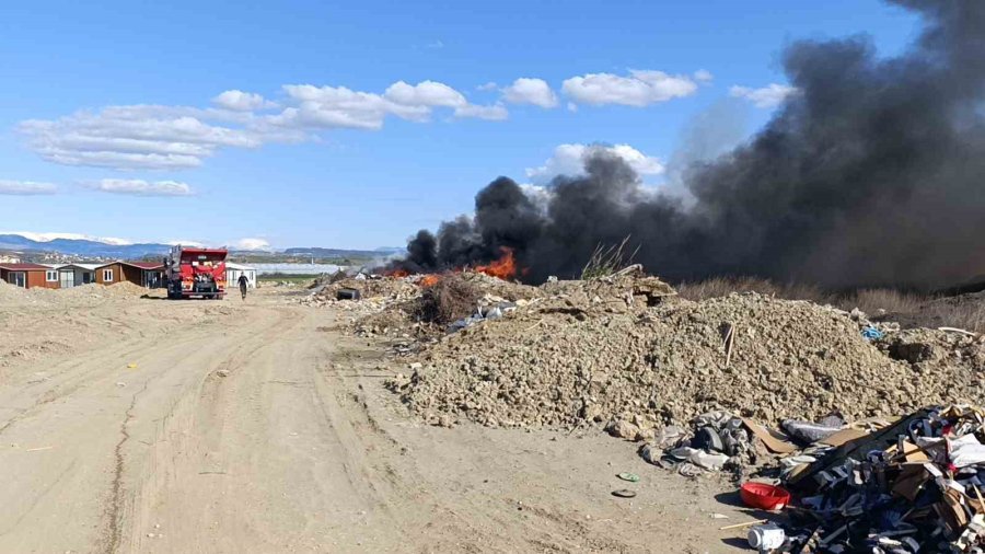 Manavgat’ta Yol Kenarındaki Moloz Yangını İtfaiye Ekiplerince Söndürüldü