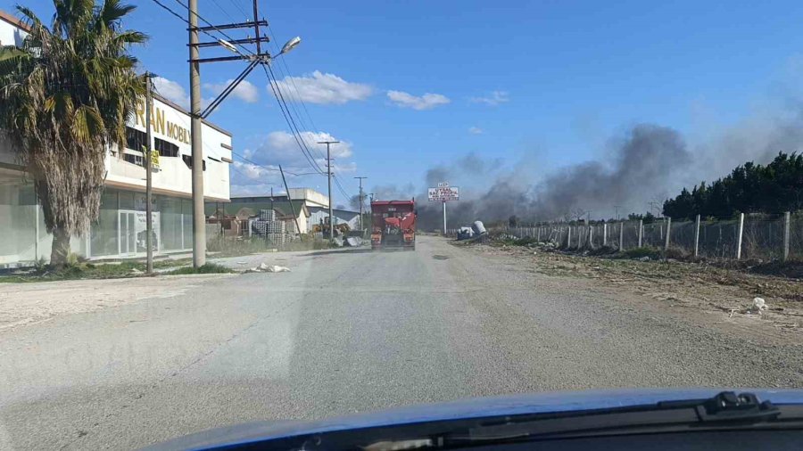 Manavgat’ta Yol Kenarındaki Moloz Yangını İtfaiye Ekiplerince Söndürüldü