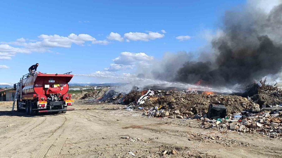 Manavgat’ta Yol Kenarındaki Moloz Yangını İtfaiye Ekiplerince Söndürüldü