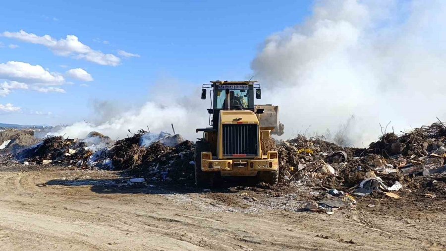 Manavgat’ta Yol Kenarındaki Moloz Yangını İtfaiye Ekiplerince Söndürüldü