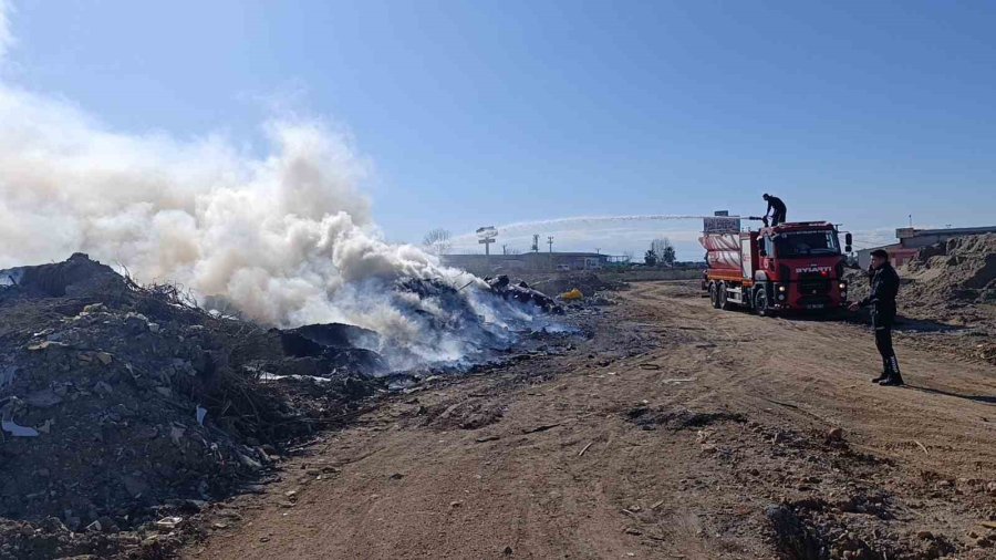 Manavgat’ta Yol Kenarındaki Moloz Yangını İtfaiye Ekiplerince Söndürüldü