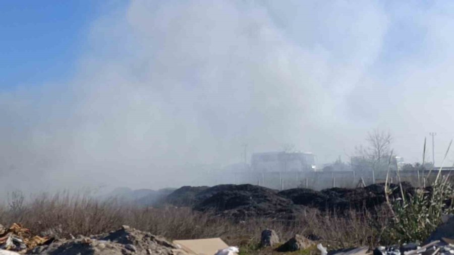 Manavgat’ta Yol Kenarındaki Moloz Yangını İtfaiye Ekiplerince Söndürüldü