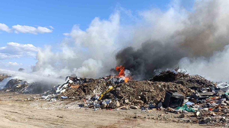 Manavgat’ta Yol Kenarındaki Moloz Yangını İtfaiye Ekiplerince Söndürüldü