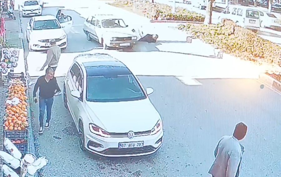 Önüne Çıkan Otomobile Çarpmamak İçin Direksiyonu Kıran Motosikletli Yaralandı