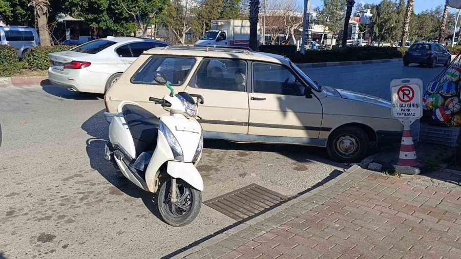 Önüne Çıkan Otomobile Çarpmamak İçin Direksiyonu Kıran Motosikletli Yaralandı