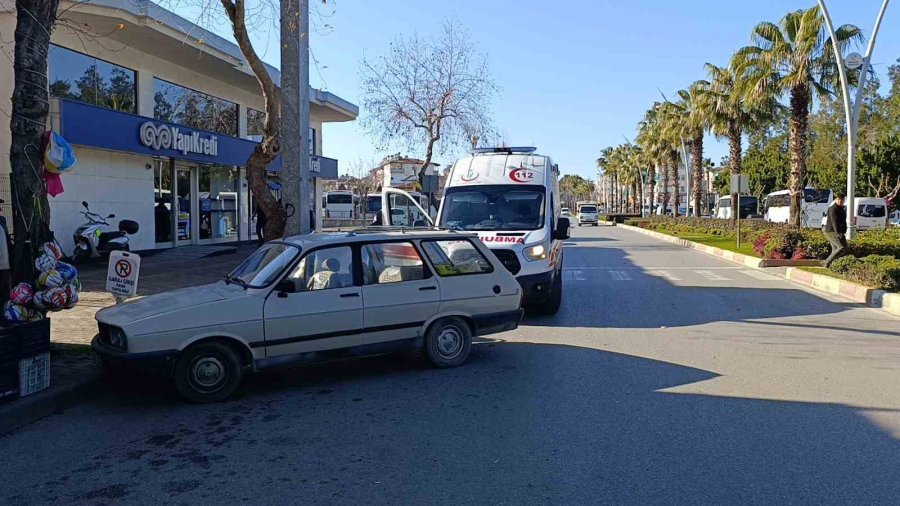 Önüne Çıkan Otomobile Çarpmamak İçin Direksiyonu Kıran Motosikletli Yaralandı