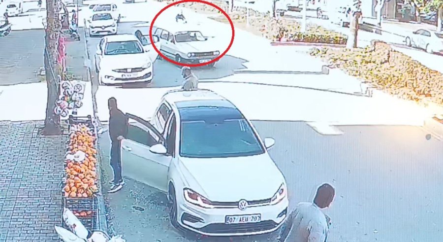 Önüne Çıkan Otomobile Çarpmamak İçin Direksiyonu Kıran Motosikletli Yaralandı