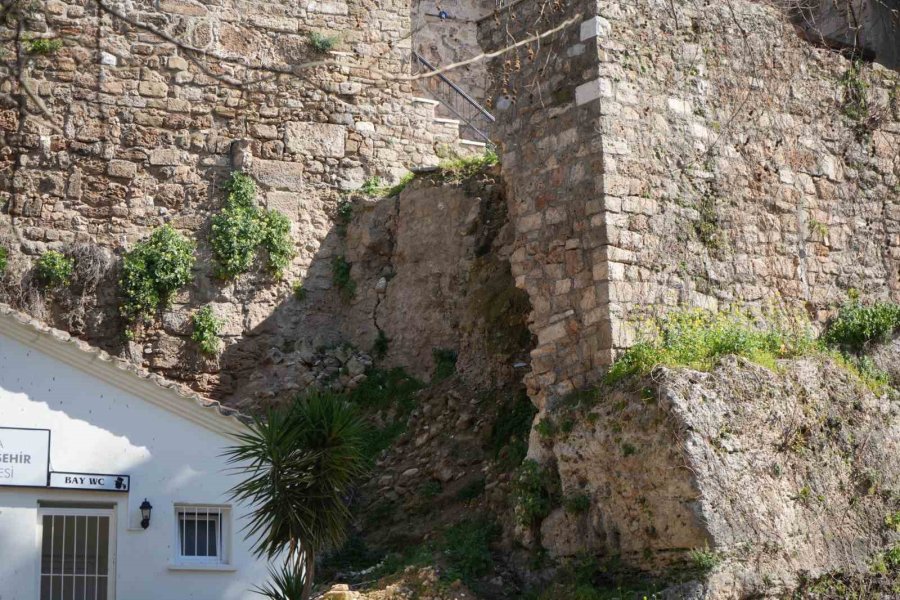 Tarihi Kaleiçi Surları Çökme Tehlikesiyle Karşı Karşıya