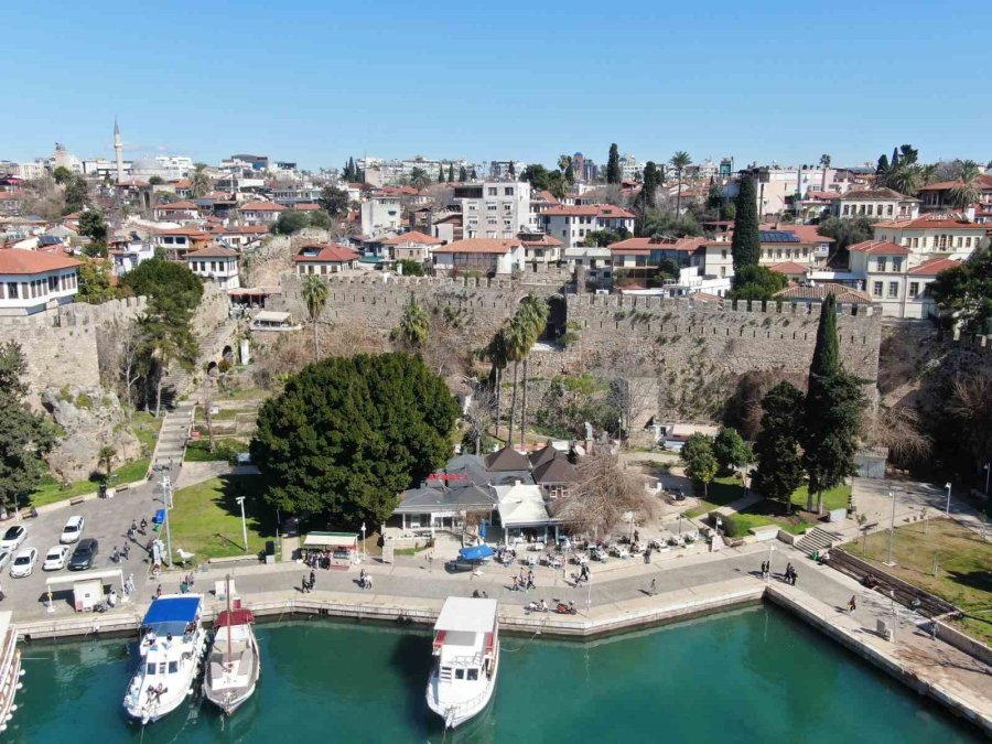 Tarihi Kaleiçi Surları Çökme Tehlikesiyle Karşı Karşıya