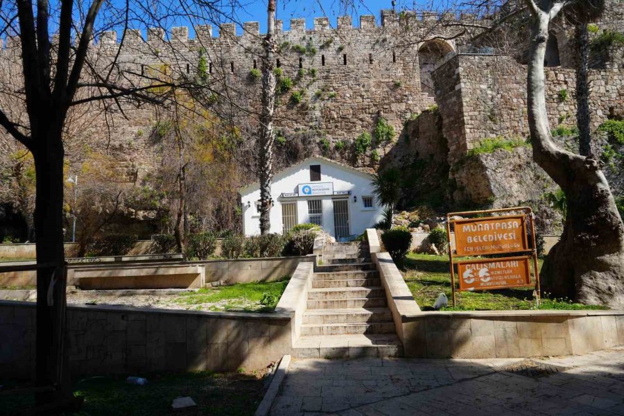 Tarihi Kaleiçi Surları Çökme Tehlikesiyle Karşı Karşıya