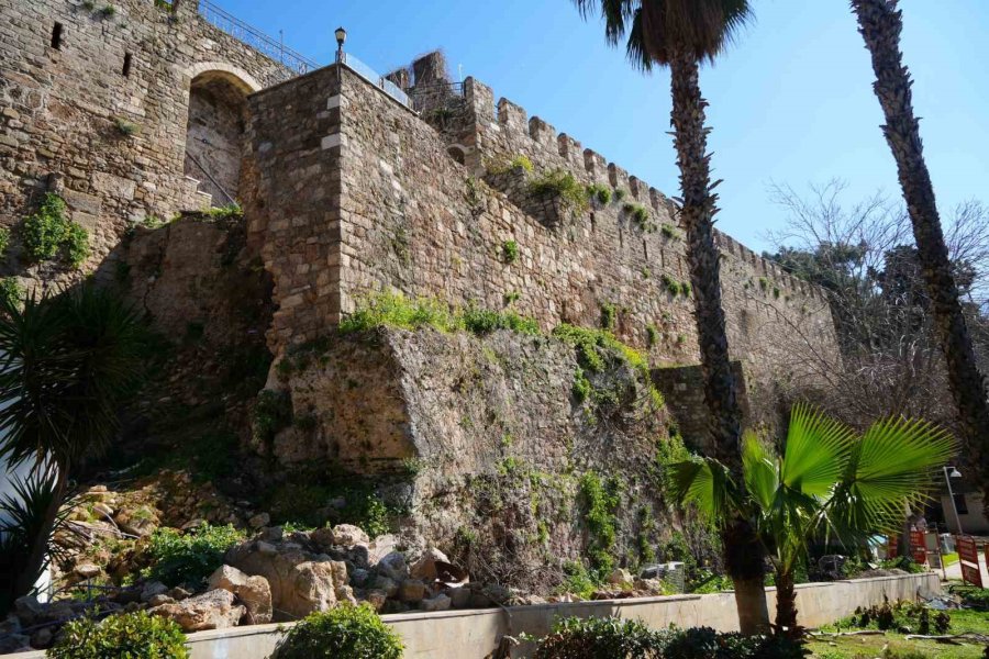 Tarihi Kaleiçi Surları Çökme Tehlikesiyle Karşı Karşıya