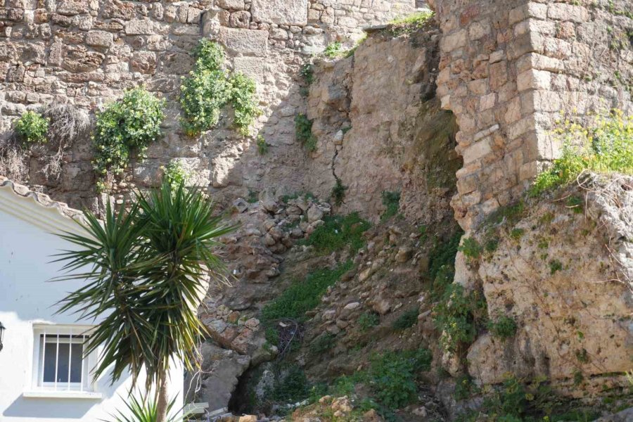 Tarihi Kaleiçi Surları Çökme Tehlikesiyle Karşı Karşıya