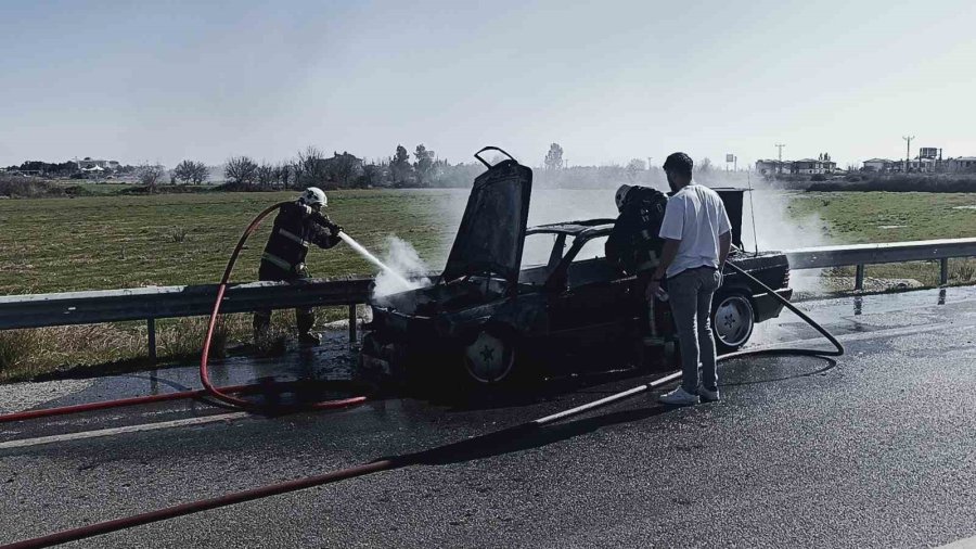 Antalya’da Seyir Halindeki Otomobilde Yangın