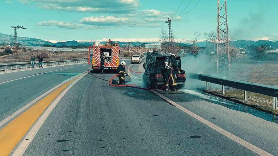 Antalya’da Seyir Halindeki Otomobilde Yangın