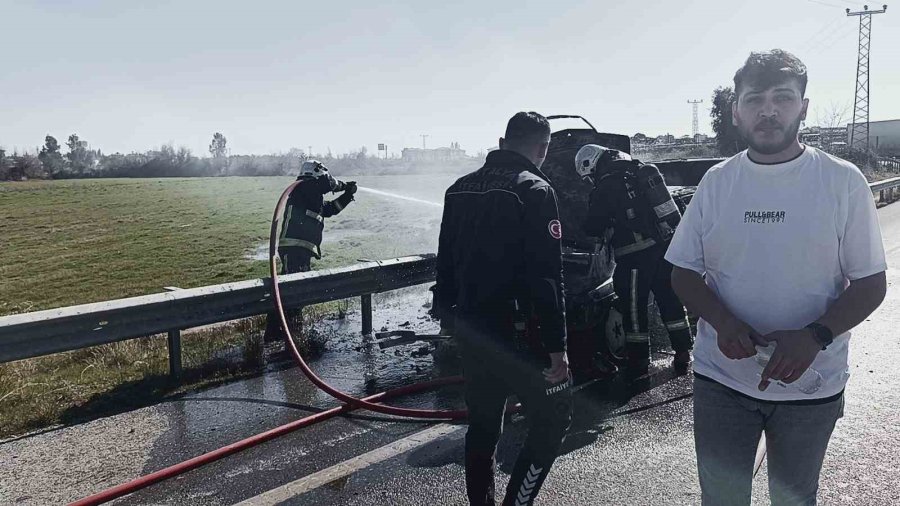 Antalya’da Seyir Halindeki Otomobilde Yangın