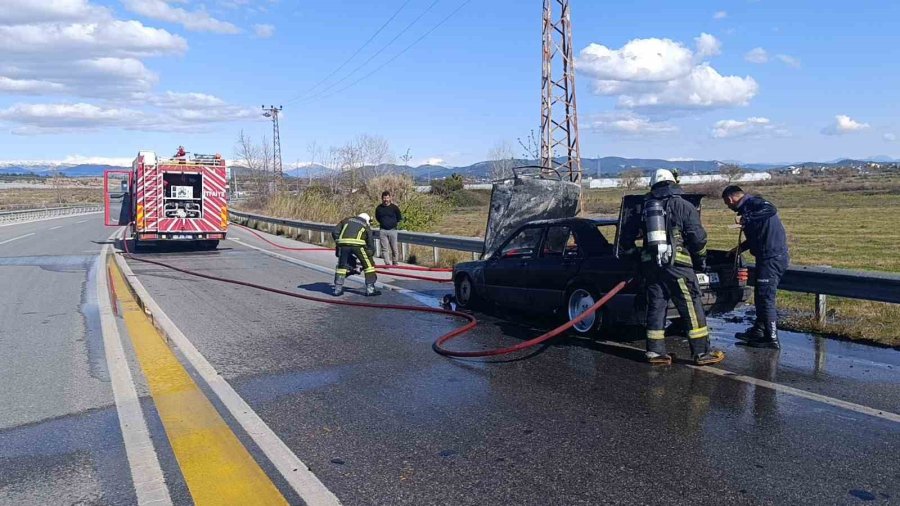 Antalya’da Seyir Halindeki Otomobilde Yangın