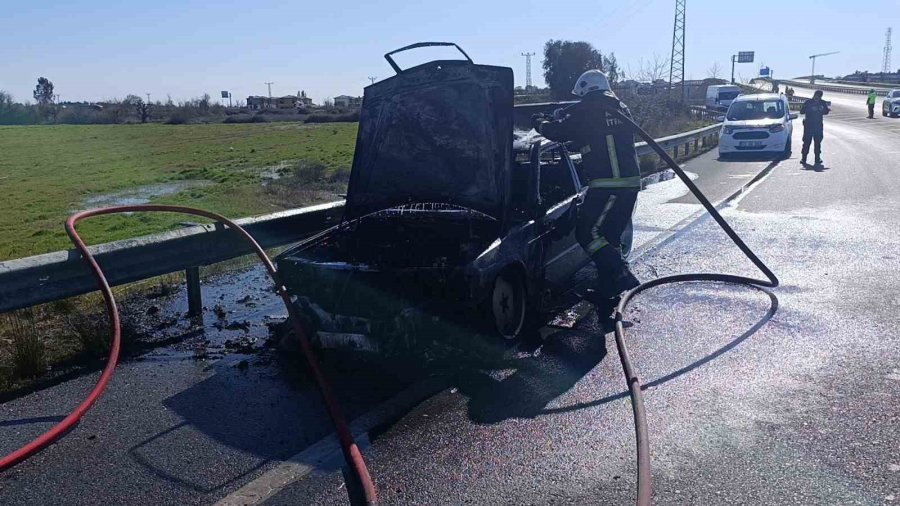 Antalya’da Seyir Halindeki Otomobilde Yangın