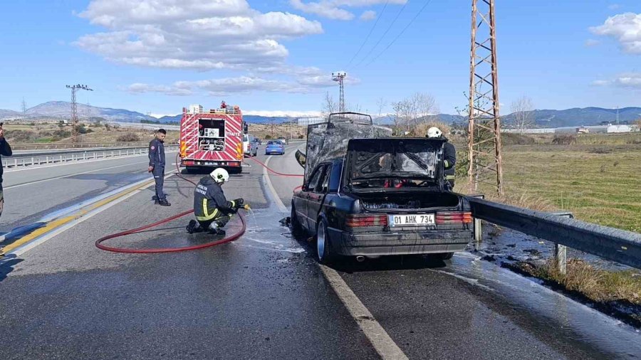Antalya’da Seyir Halindeki Otomobilde Yangın