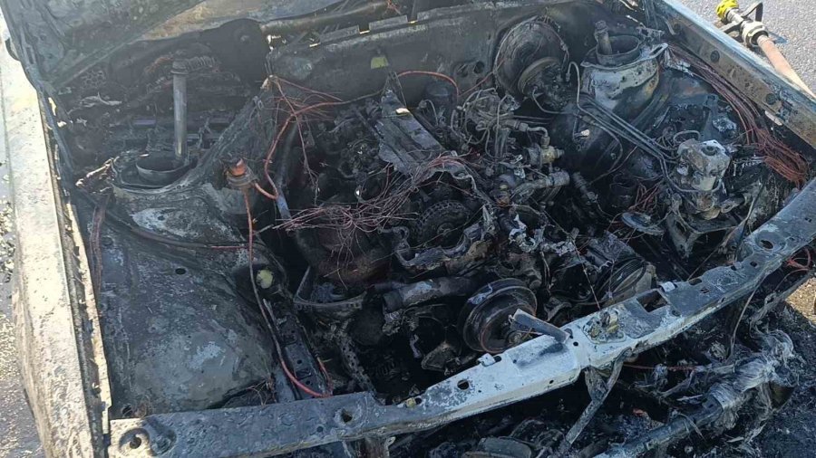 Antalya’da Seyir Halindeki Otomobilde Yangın