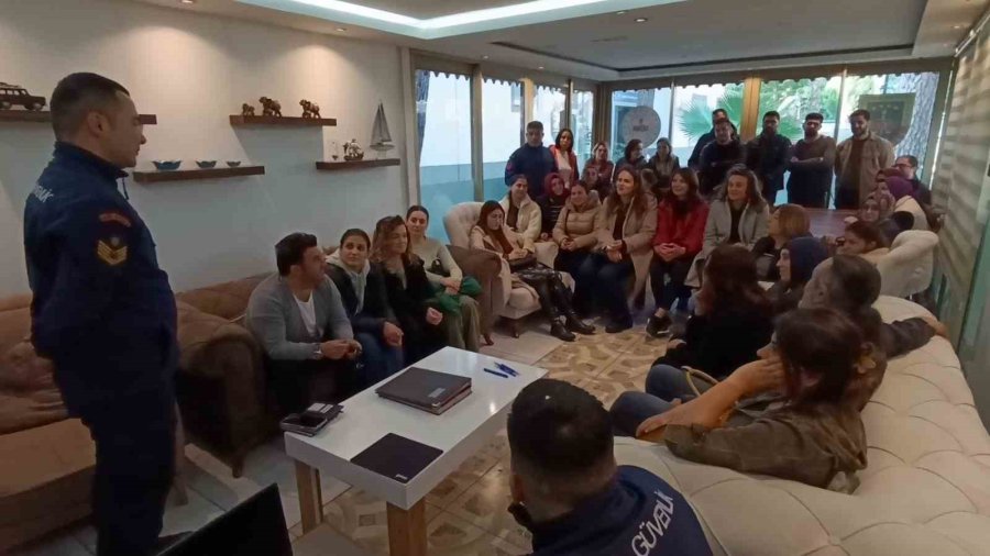 Sahil Güvenlik Komutanlığı’ndan 112 Acil Sağlık Personeline Eğitim