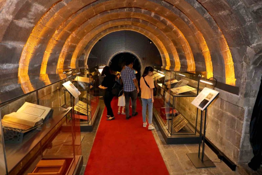 Talas’ın Tıpkıbasım Kur’an Sergisi’ne Ramazan Yoğunluğu