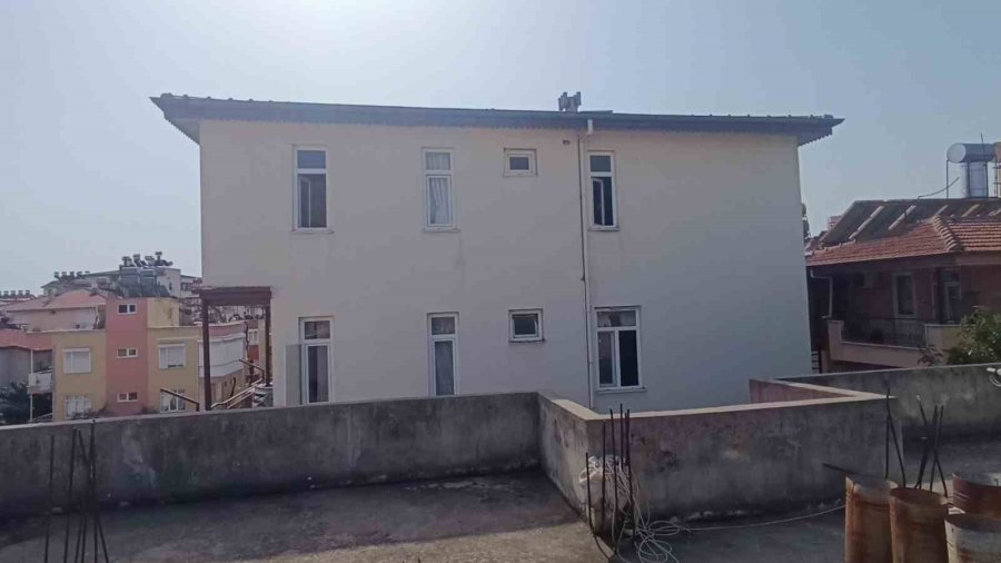 Antalya’da Apartmanın 3’ncü Katından Zemin Katın Çatısına Düşen Kişi Hayatını Kaybetti