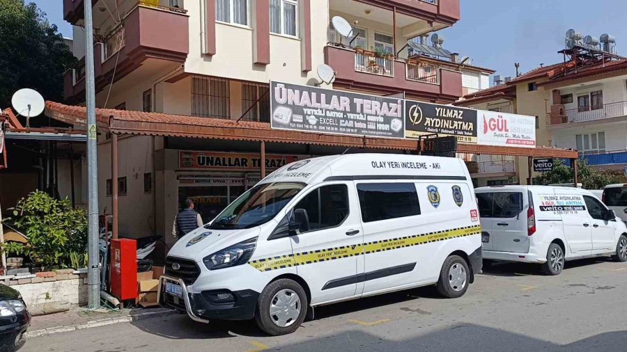 Antalya’da Apartmanın 3’ncü Katından Zemin Katın Çatısına Düşen Kişi Hayatını Kaybetti