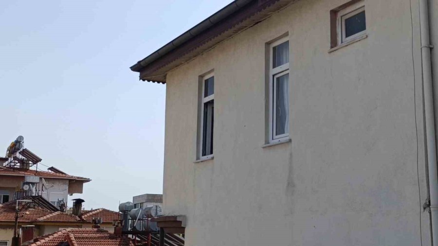 Antalya’da Apartmanın 3’ncü Katından Zemin Katın Çatısına Düşen Kişi Hayatını Kaybetti