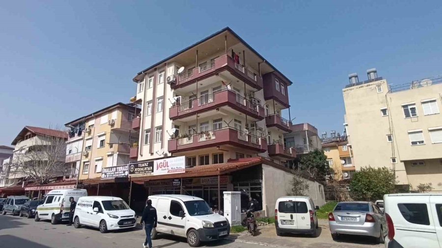 Antalya’da Apartmanın 3’ncü Katından Zemin Katın Çatısına Düşen Kişi Hayatını Kaybetti
