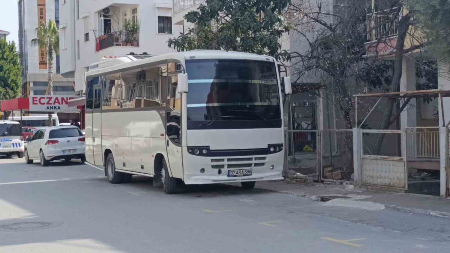 Antalya’da Apartmanın 3’ncü Katından Zemin Katın Çatısına Düşen Kişi Hayatını Kaybetti