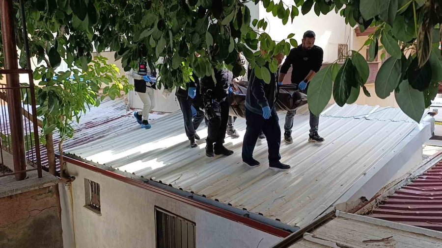 Antalya’da Apartmanın 3’ncü Katından Zemin Katın Çatısına Düşen Kişi Hayatını Kaybetti