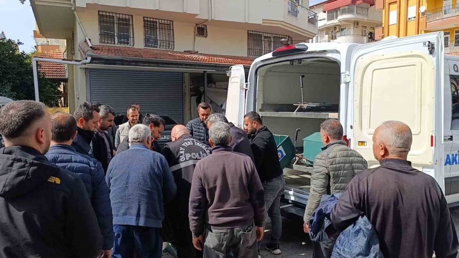 Antalya’da Apartmanın 3’ncü Katından Zemin Katın Çatısına Düşen Kişi Hayatını Kaybetti