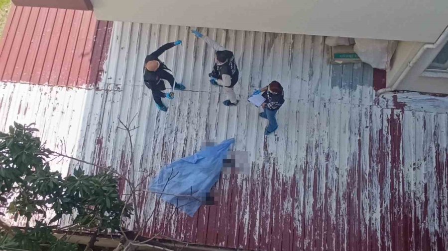 Antalya’da Apartmanın 3’ncü Katından Zemin Katın Çatısına Düşen Kişi Hayatını Kaybetti