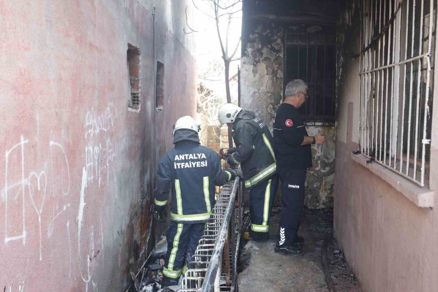 Gecekonduda Çıkan Yangın Ekipleri Alarma Geçirdi