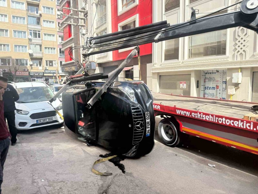 Kaldırılmak İsterken Çekiciden Düşen Lüks Araçta Ağır Hasar Oluştu