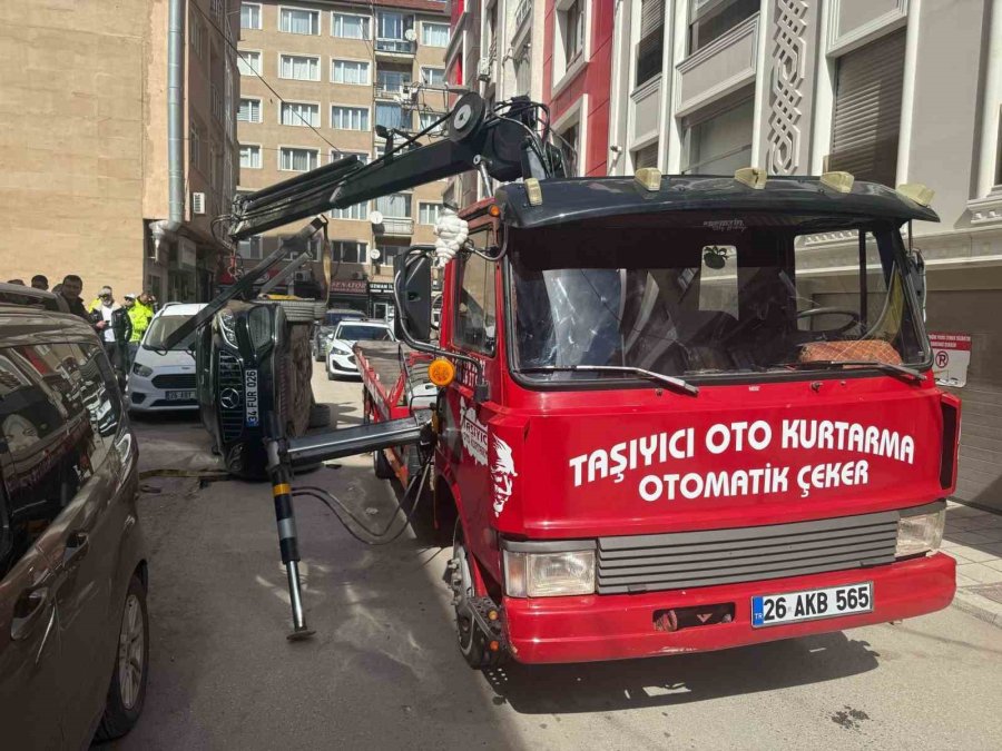 Kaldırılmak İsterken Çekiciden Düşen Lüks Araçta Ağır Hasar Oluştu