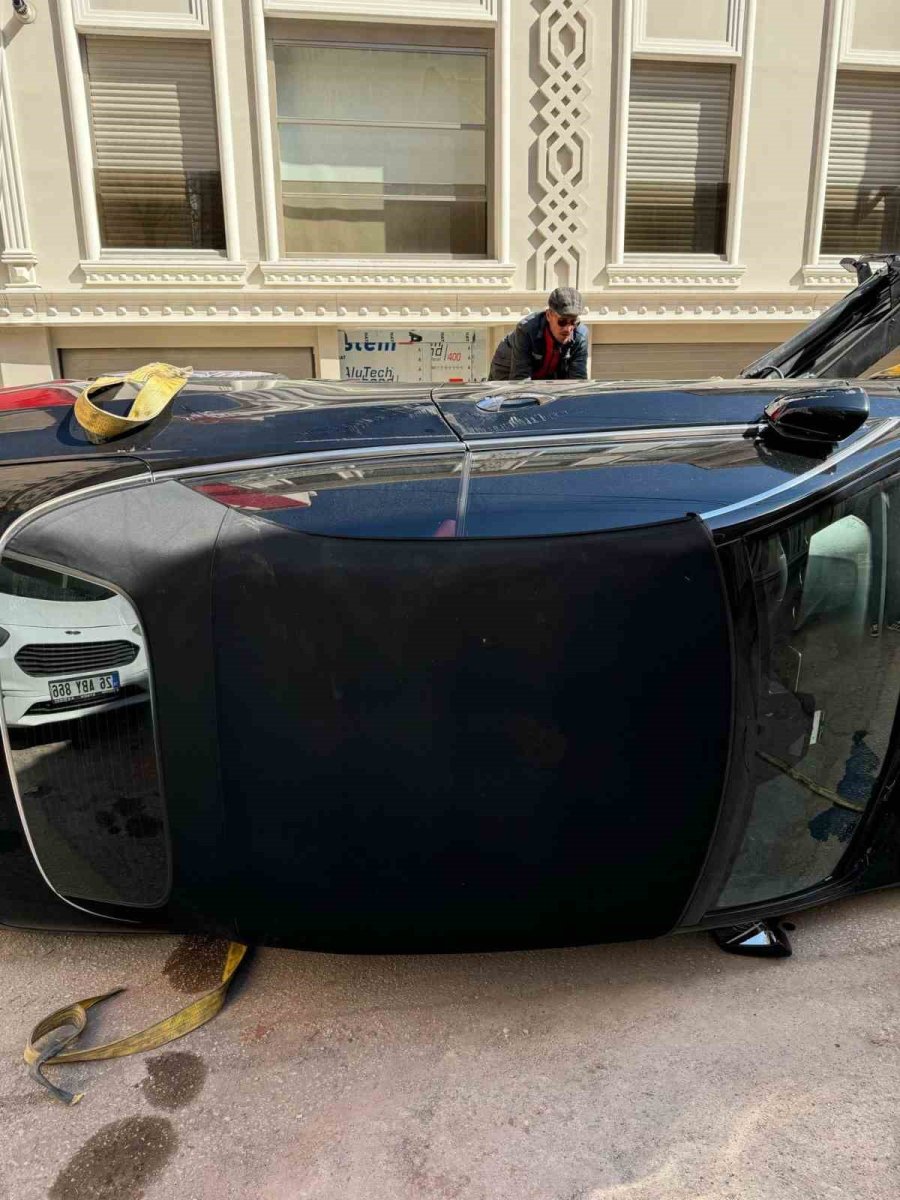 Kaldırılmak İsterken Çekiciden Düşen Lüks Araçta Ağır Hasar Oluştu