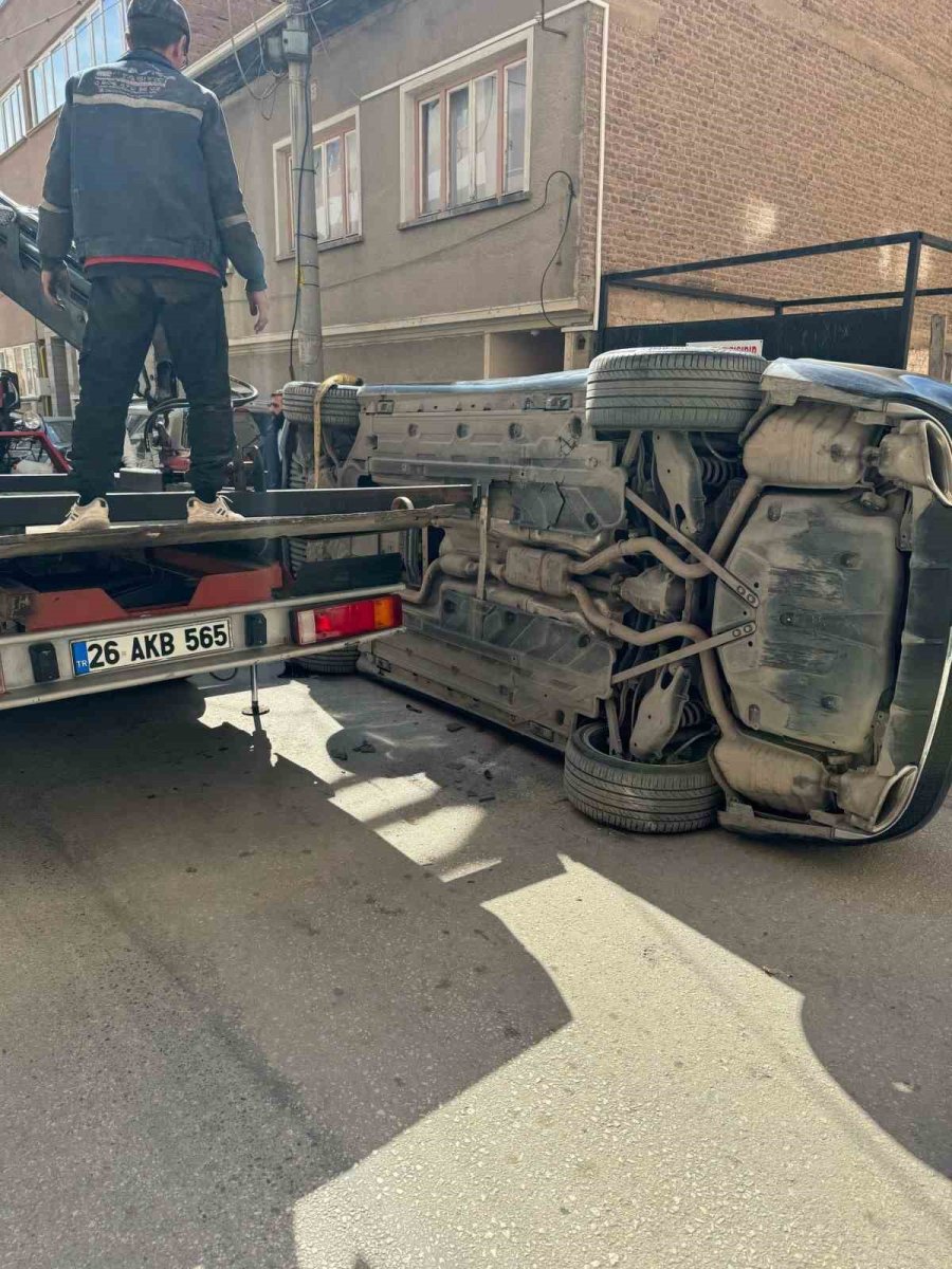 Kaldırılmak İsterken Çekiciden Düşen Lüks Araçta Ağır Hasar Oluştu