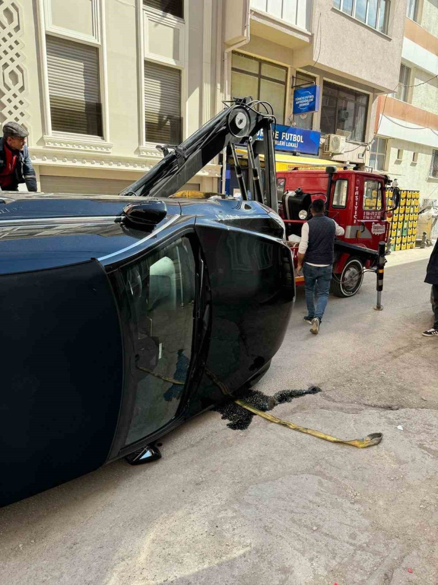 Kaldırılmak İsterken Çekiciden Düşen Lüks Araçta Ağır Hasar Oluştu