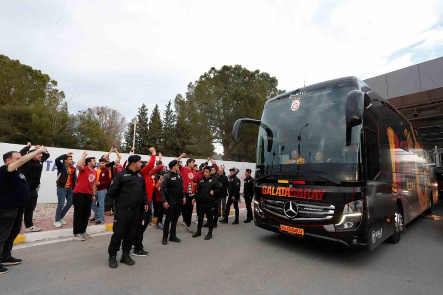 Galatasaray, Antalya’da Sevgi Gösterileri İle Karşılandı