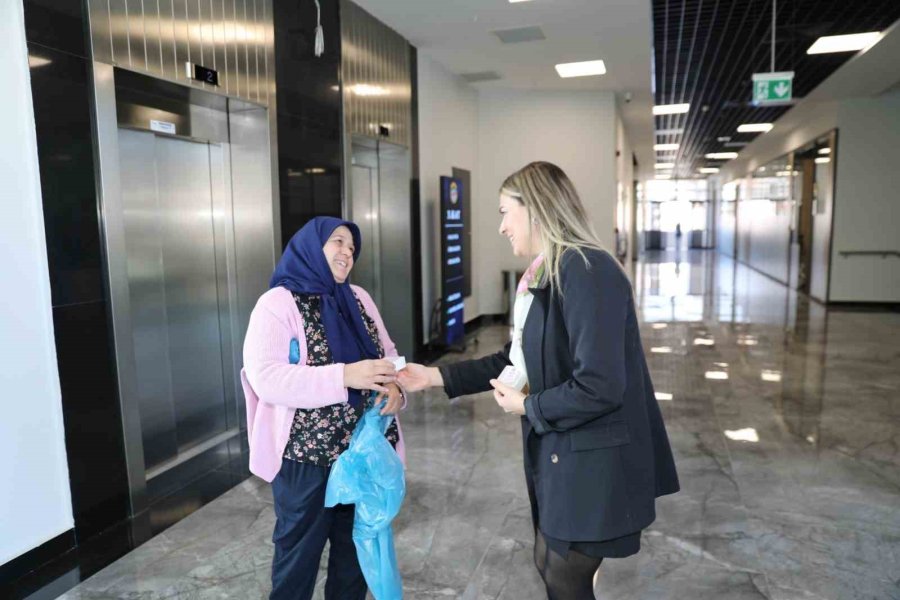 Alanya Belediyesinin Kadın Meclis Üyelerinden Anlamlı 8 Mart Kutlaması