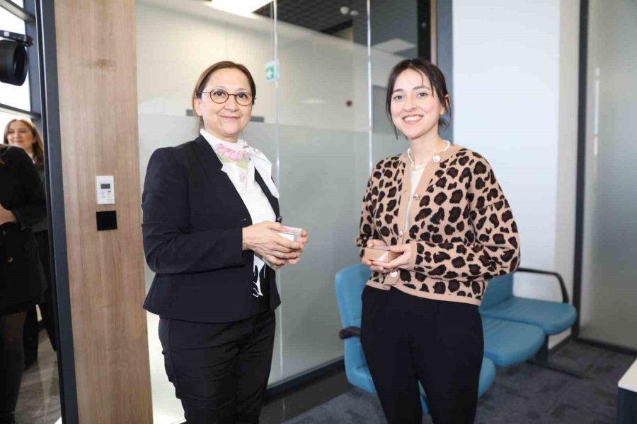 Alanya Belediyesinin Kadın Meclis Üyelerinden Anlamlı 8 Mart Kutlaması