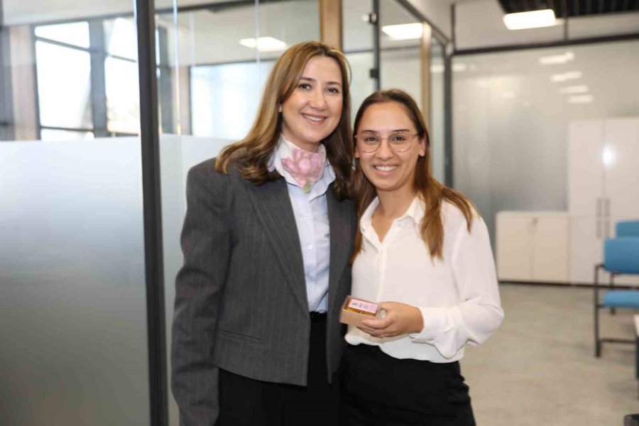 Alanya Belediyesinin Kadın Meclis Üyelerinden Anlamlı 8 Mart Kutlaması