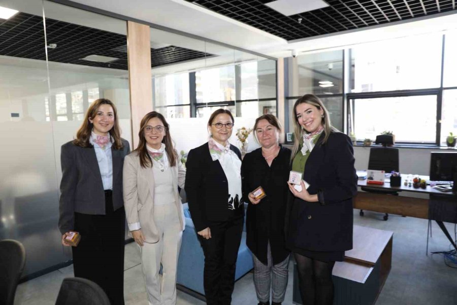 Alanya Belediyesinin Kadın Meclis Üyelerinden Anlamlı 8 Mart Kutlaması