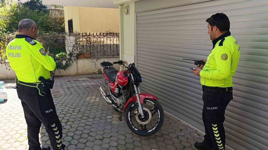Kaza Yapan Motosiklet Sürücüsü Acısını Unutup Motosikleti Kaçırdı, Tedavi İçin Yaya Olarak Geri Geldi