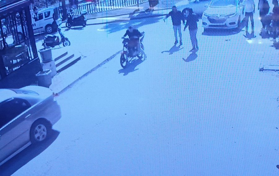 Kaza Yapan Motosiklet Sürücüsü Acısını Unutup Motosikleti Kaçırdı, Tedavi İçin Yaya Olarak Geri Geldi