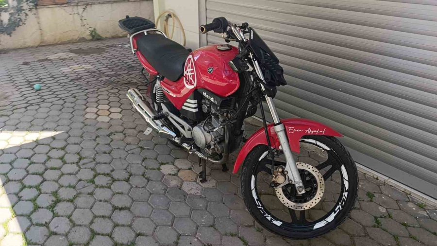 Kaza Yapan Motosiklet Sürücüsü Acısını Unutup Motosikleti Kaçırdı, Tedavi İçin Yaya Olarak Geri Geldi