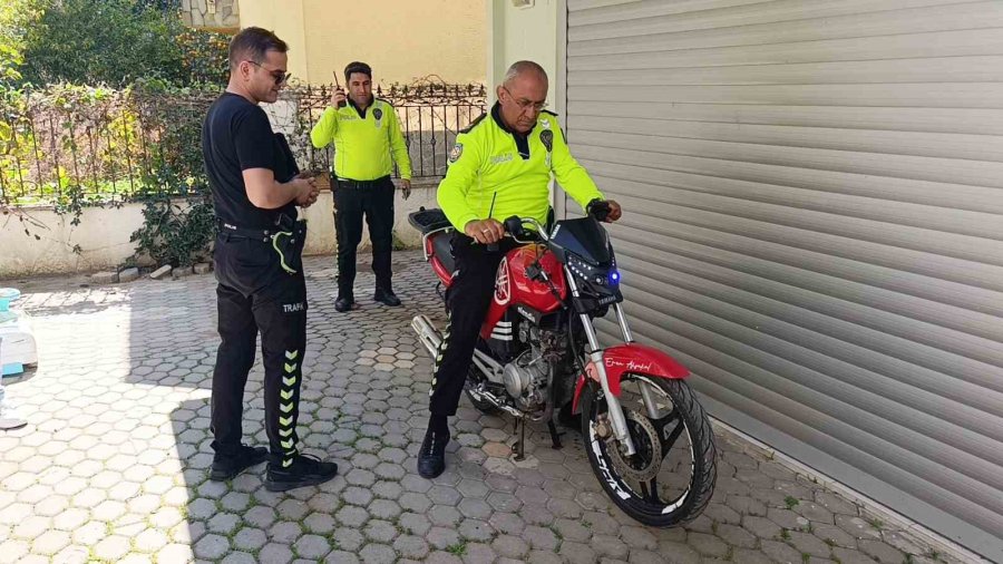 Kaza Yapan Motosiklet Sürücüsü Acısını Unutup Motosikleti Kaçırdı, Tedavi İçin Yaya Olarak Geri Geldi