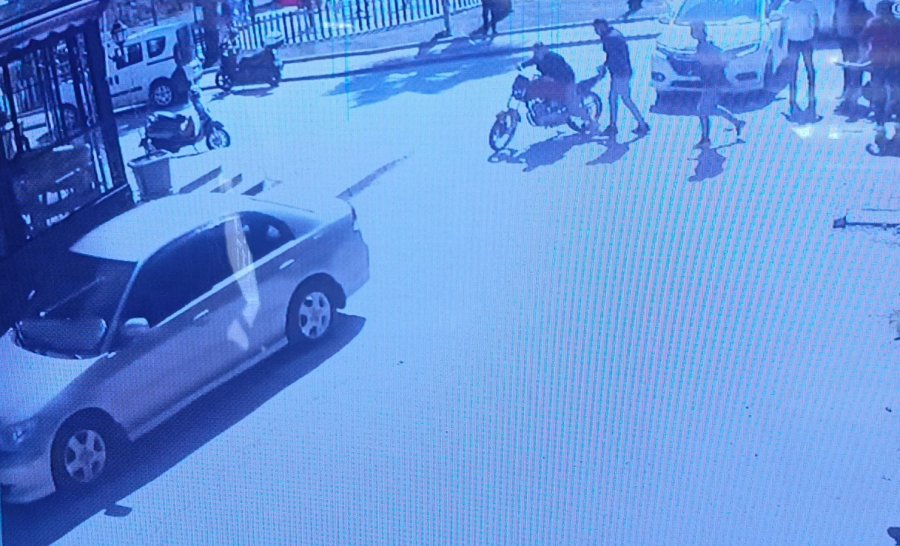 Kaza Yapan Motosiklet Sürücüsü Acısını Unutup Motosikleti Kaçırdı, Tedavi İçin Yaya Olarak Geri Geldi